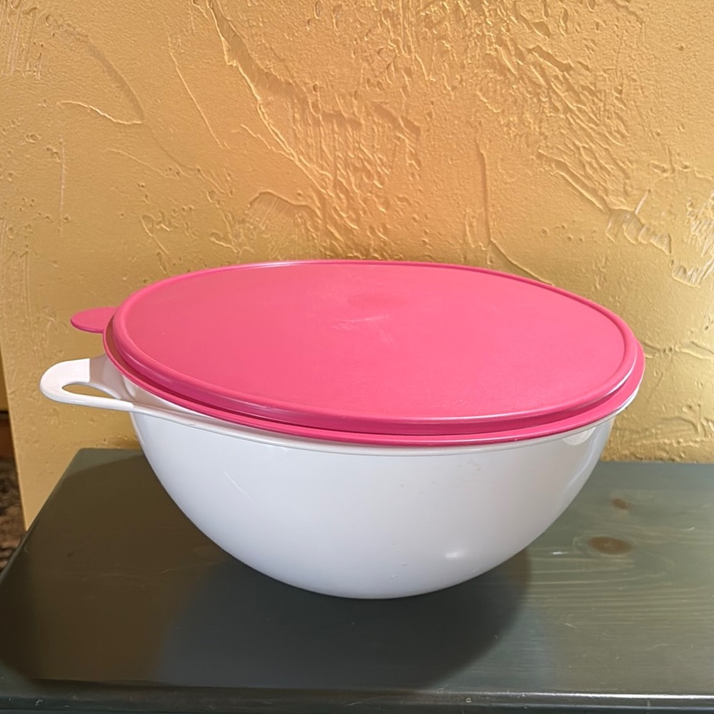 Vintage Retro Tupperware Thatsa White Mixing Bowl with Pink Lid 32 cups 7.8 L